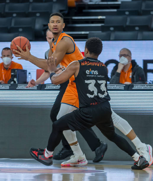 与萨利巴在 与萨利巴在